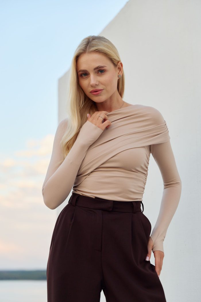 IMG_2717 Лонгслів skims зі зборкою на плечі жіночий беж Фото - 6