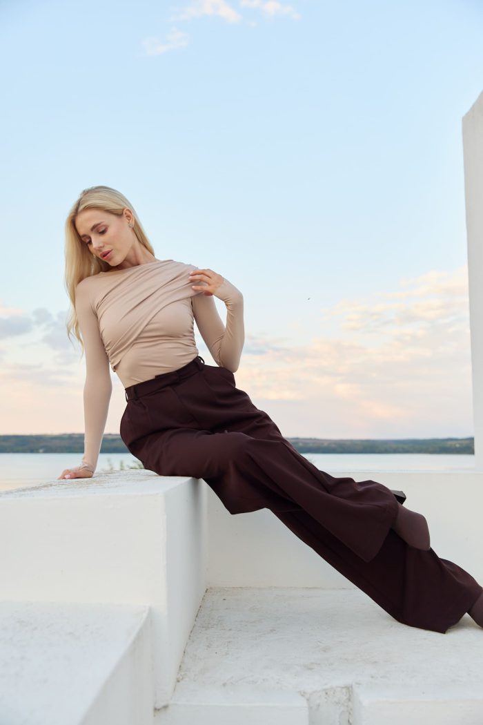 IMG_2745 Лонгслів skims зі зборкою на плечі жіночий беж Фото - 4