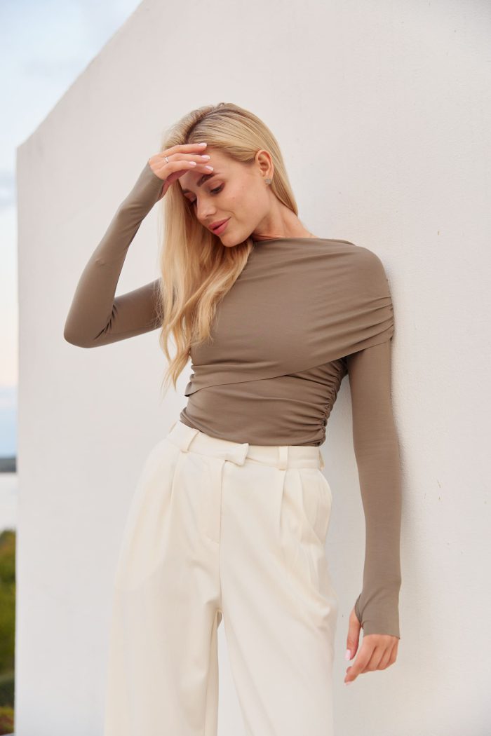 IMG_2800 Лонгслів skims зі зборкою на плечі жіночий олива Фото - 2