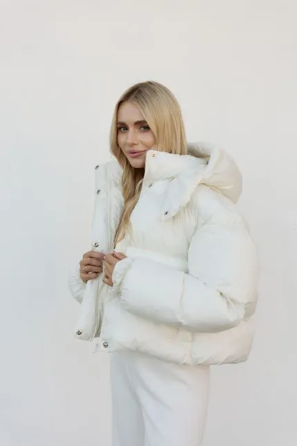 Пуховик жіночий вкорочений молочний