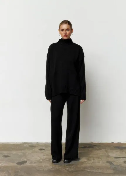 Костюм в’язаний зі штанами та кофтою під горло чорний