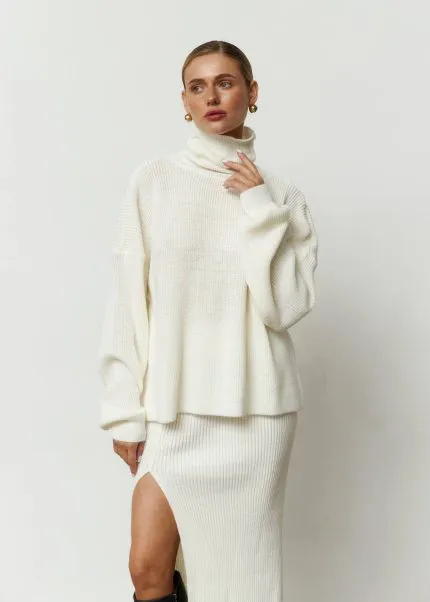 Комплект вʼязаний під горло зі спідницею молочний