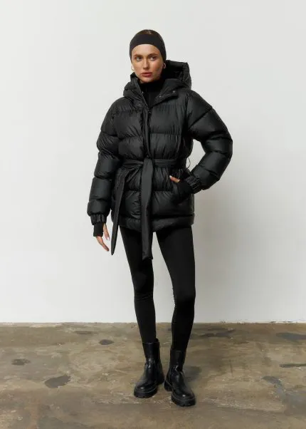 Пуховик з поясом жіночий чорний