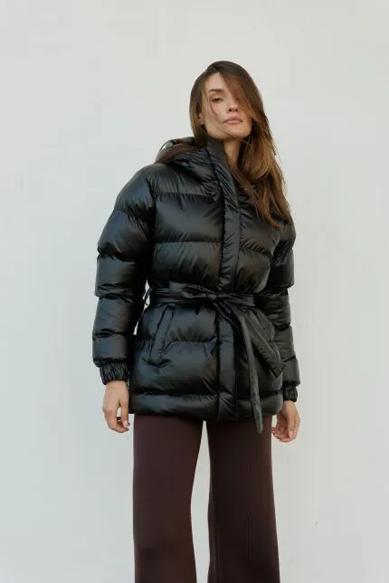 Пуховик з поясом жіночий чорний