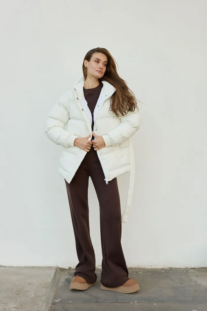 Пуховик з поясом жіночий молочний Фото - 4