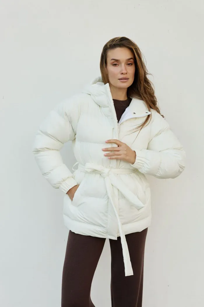 Пуховик з поясом жіночий молочний Фото - 1