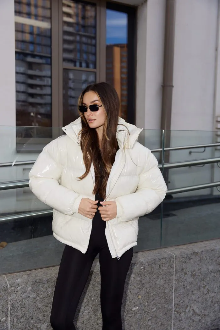 Пуховик жіночий з лакової тканини молоко Фото - 1