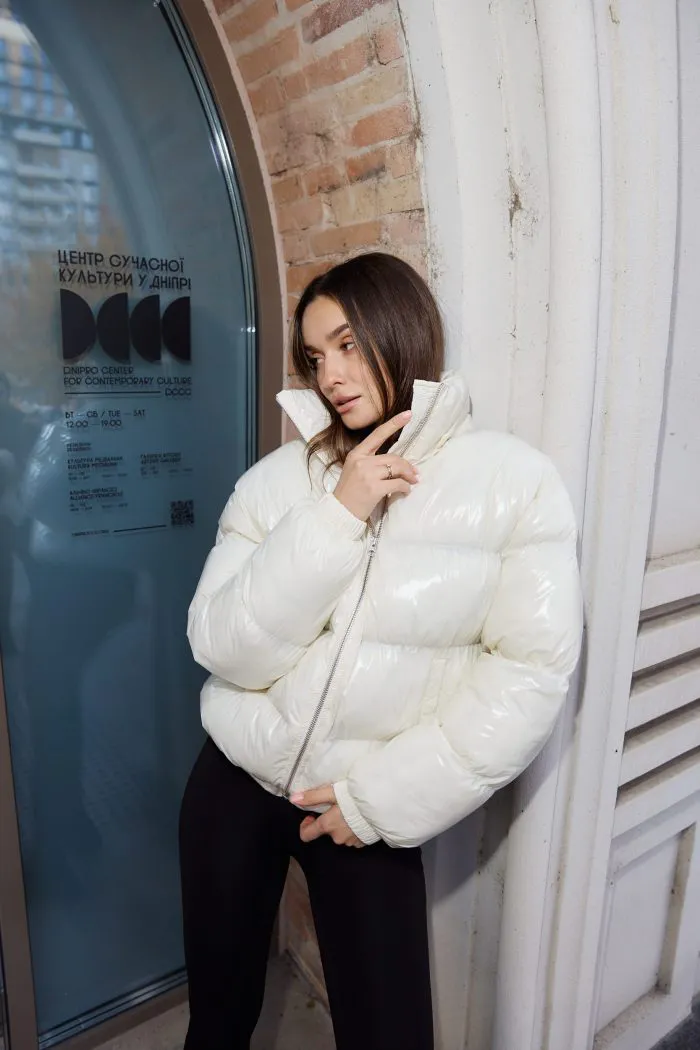 Пуховик жіночий з лакової тканини молоко Фото - 3