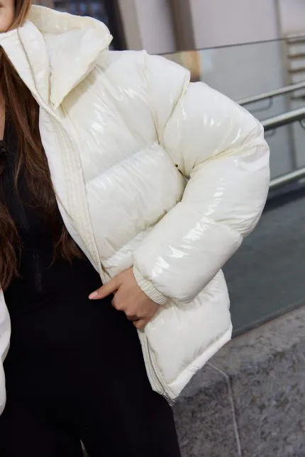 Пуховик жіночий з лакової тканини молоко