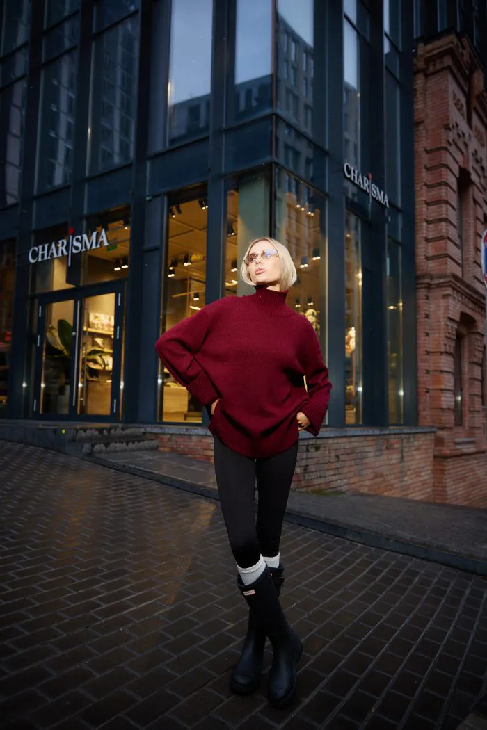 Вʼязаний светр oversize під горло жіночий бордо Фото - 3