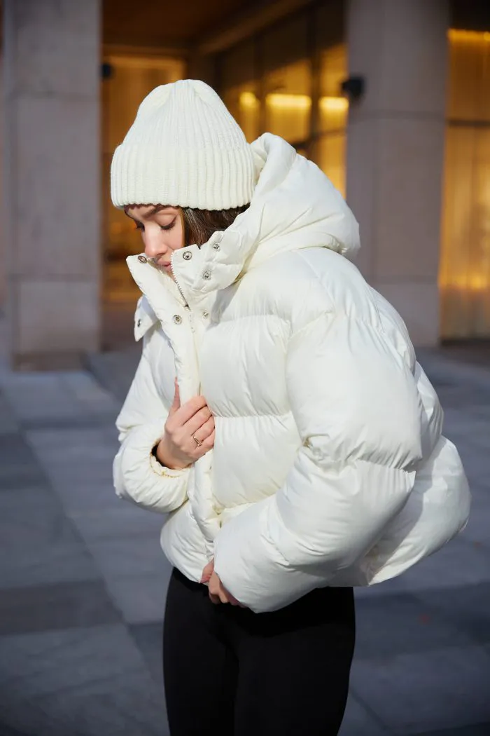 Шапка жіноча молочна Фото - 5