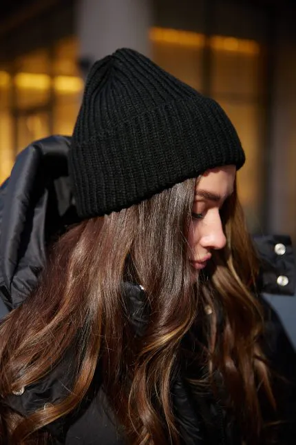 Шапка жіноча чорна