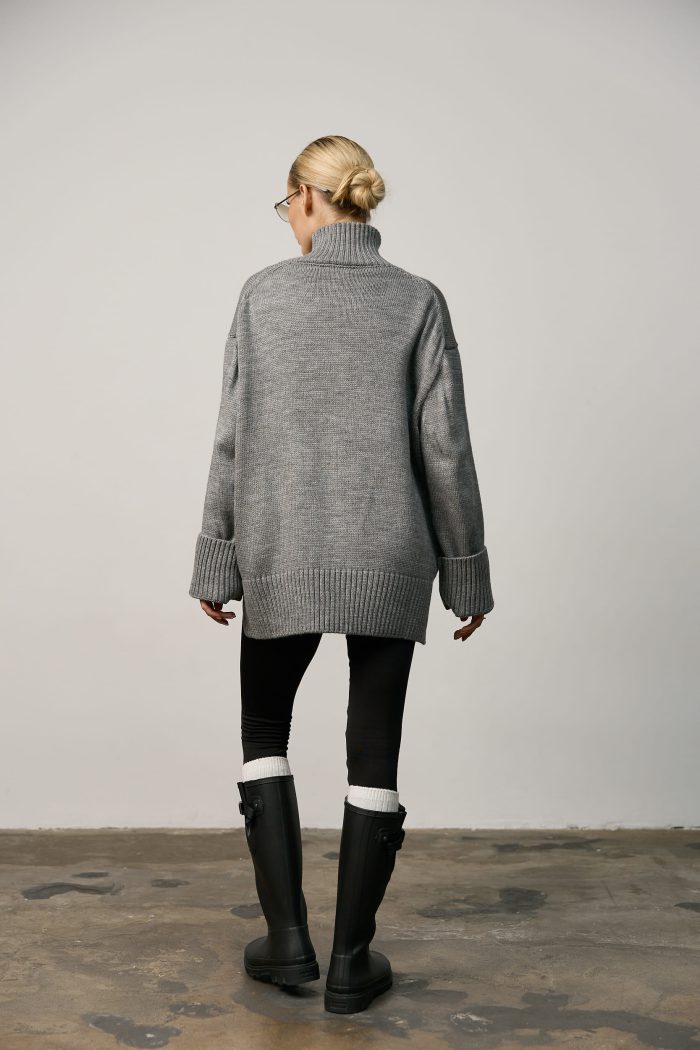 Вʼязаний светр oversize під горло жіночий сірий Фото - 3