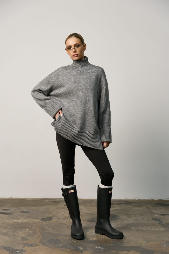 Вʼязаний светр oversize під горло жіночий сірий Фото - 4