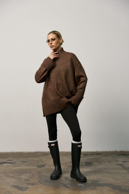 Вʼязаний светр oversize під горло жіночий шоколад