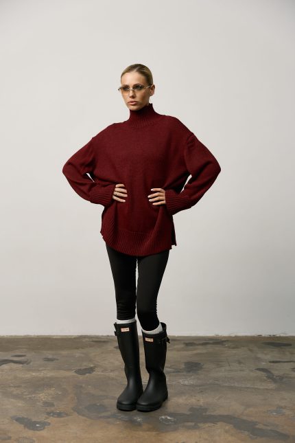 Вʼязаний светр oversize під горло жіночий бордо
