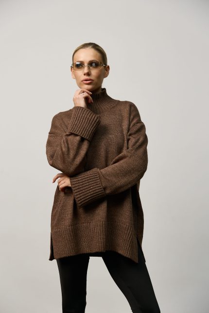 Вʼязаний светр oversize під горло жіночий шоколад