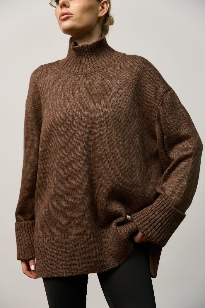 Вʼязаний светр oversize під горло жіночий шоколад Фото - 5