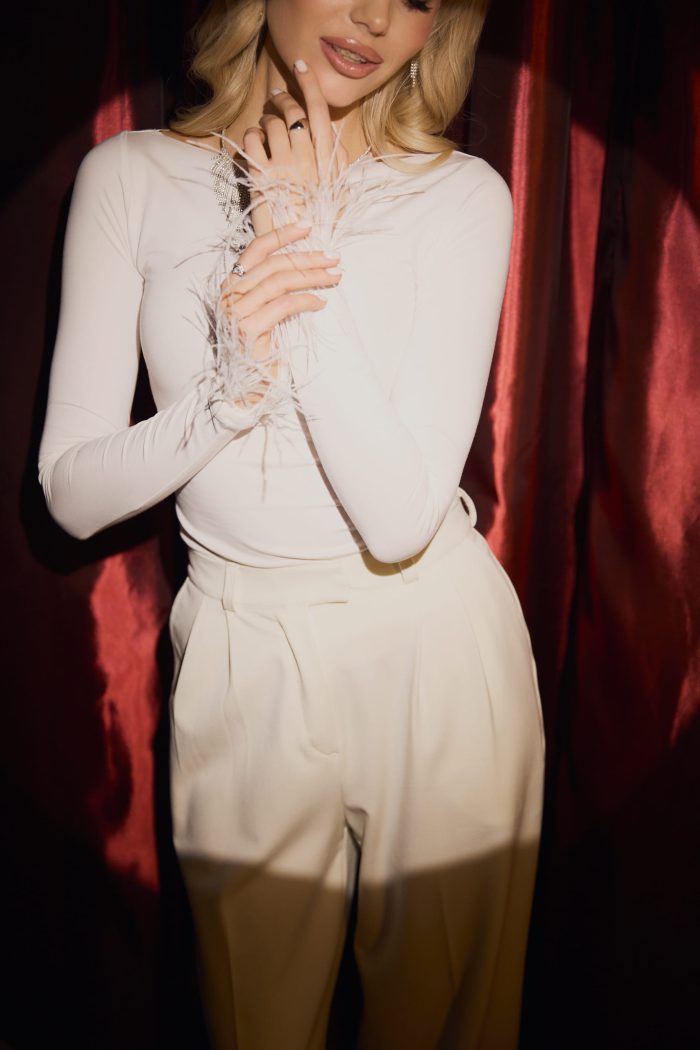 IMG_4823 Лонгслів з пірʼям на рукавах молочний Фото - 2