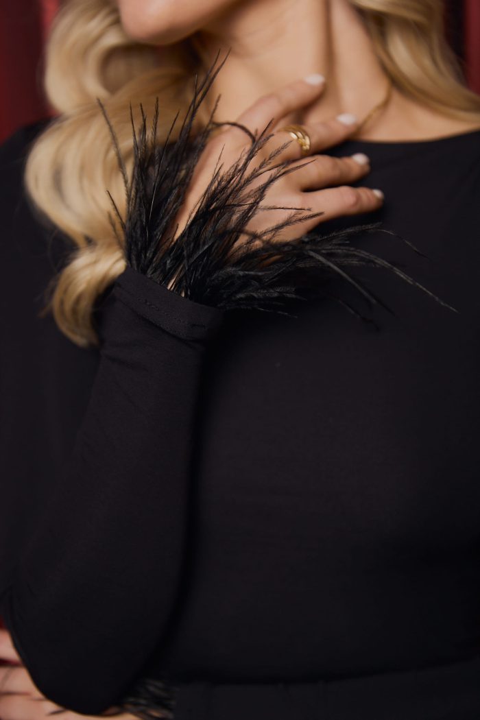 Лонгслів з пірʼям на рукавах чорний Фото - 4