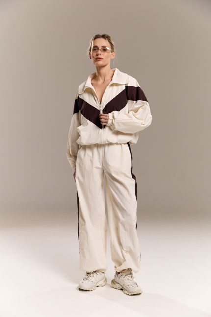 Костюм з плащівки жіночий молочний