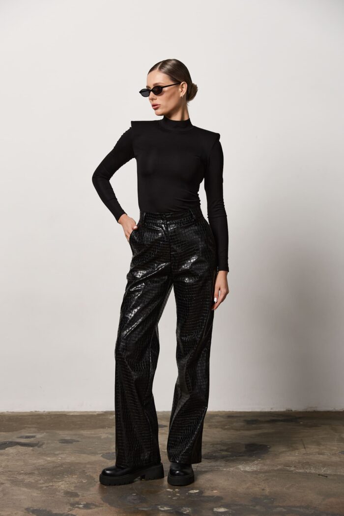 Лонгслів з акцентними плечима чорний Фото - 2