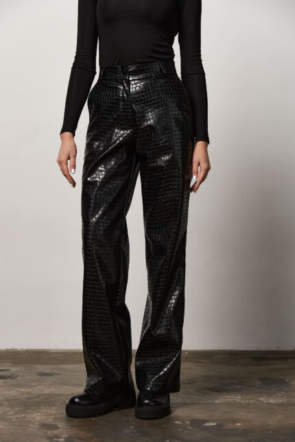 Штани з еко-шкіри з фактурою крокодила чорні