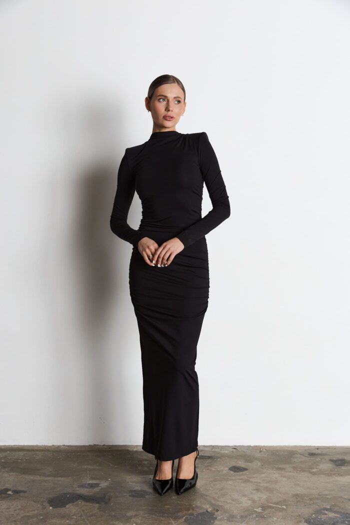 Сукня з драпіруванням по спині максі чорна Фото - 1