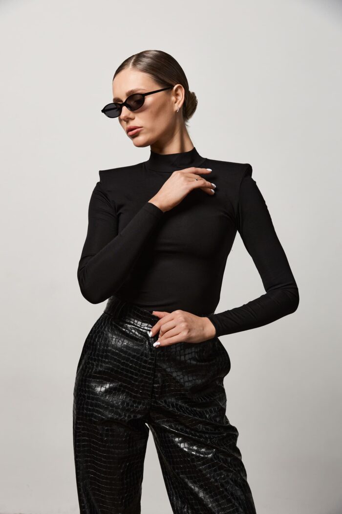 IMG_1408 Лонгслів з акцентними плечима чорний Фото - 1