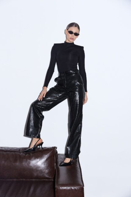 Штани з еко-шкіри з фактурою крокодила чорні