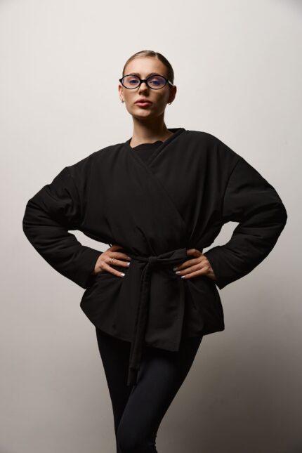 Куртка з поясом жіноча демісезонна чорна