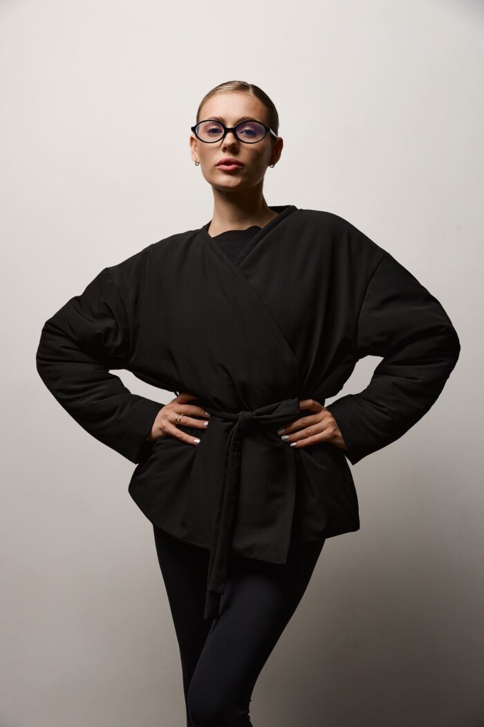 Куртка з поясом жіноча демісезонна чорна Фото - 1