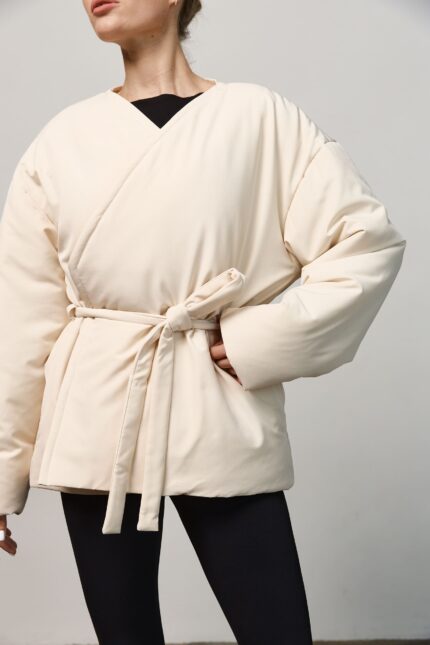 Куртка з поясом жіноча демісезонна молочна