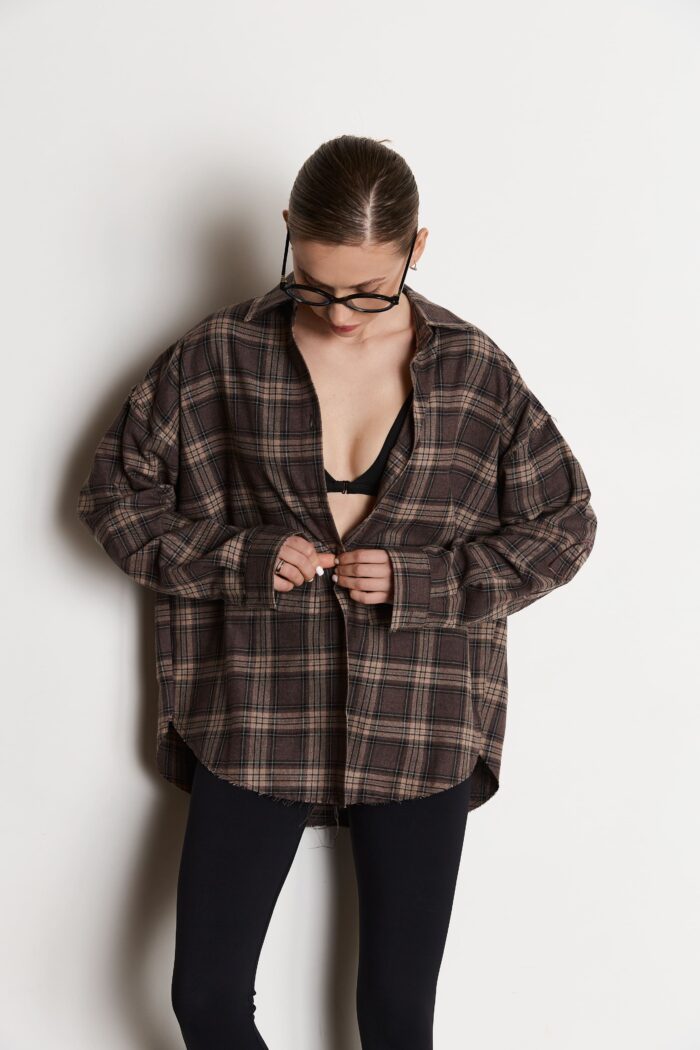 Сорочка жіноча у клітинку з необробленим краєм шоколад Фото - 4