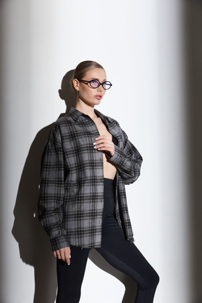 Сорочка жіноча у клітинку з необробленим краєм графіт Фото - 3