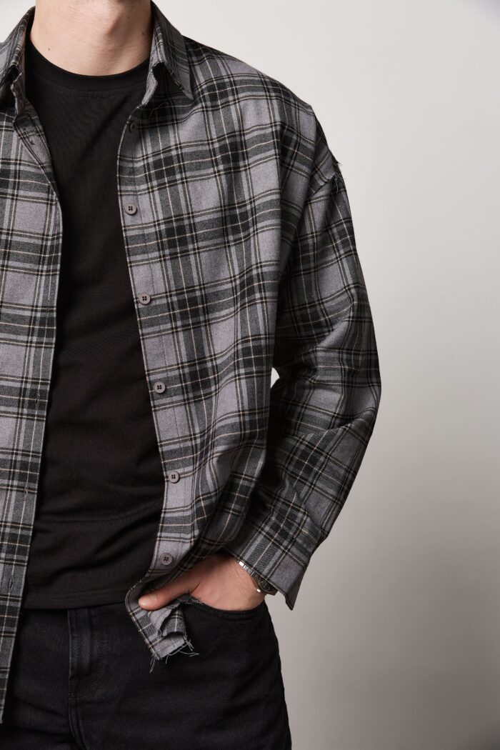 Сорочка чоловіча у клітинку з необробленим краєм графіт Фото - 3
