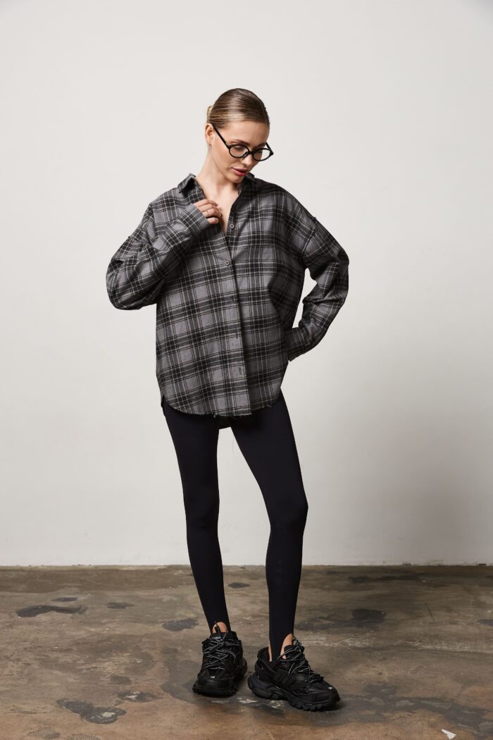 Сорочка жіноча у клітинку з необробленим краєм графіт Фото - 1