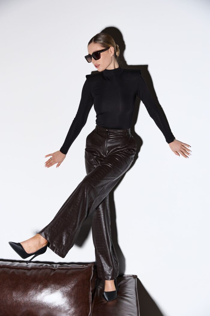 IMG_3767 Штани з еко-шкіри з фактурою крокодила шоколад Фото - 5