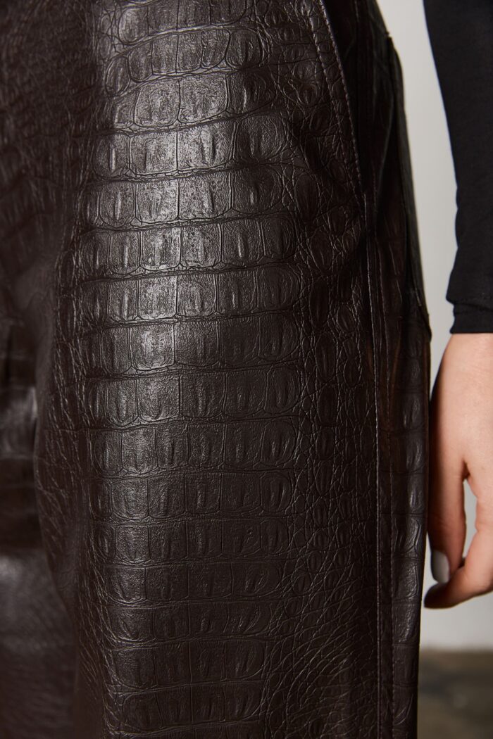 IMG_3778 Штани з еко-шкіри з фактурою крокодила шоколад Фото - 3