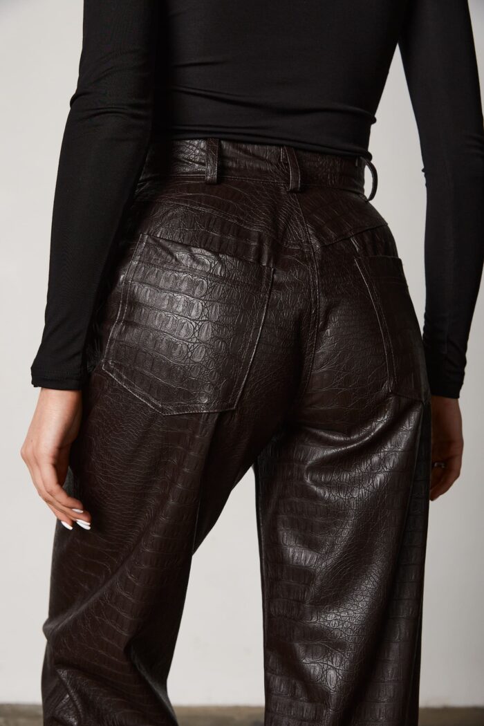 Штани з еко-шкіри з фактурою крокодила шоколад Фото - 2