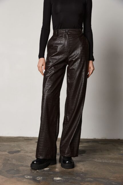 Штани з еко-шкіри з фактурою крокодила шоколад