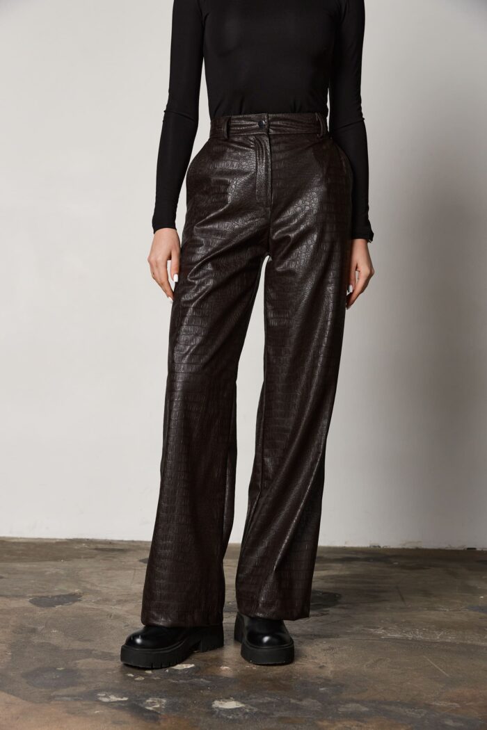 IMG_3788 Штани з еко-шкіри з фактурою крокодила шоколад Фото - 1