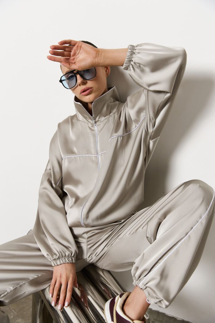 Костюм з сатину на блискавці жіночий сірий Фото - 2