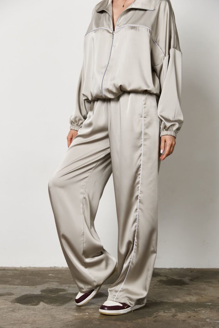 Костюм з сатину на блискавці жіночий сірий Фото - 4