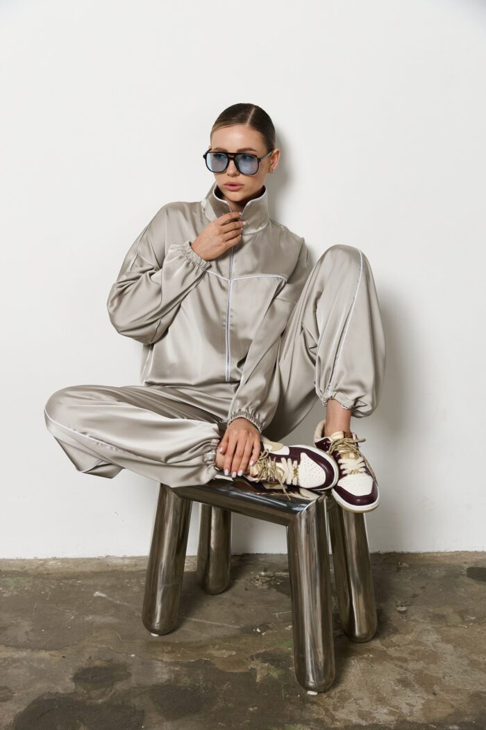 Костюм з сатину на блискавці жіночий сірий Фото - 5