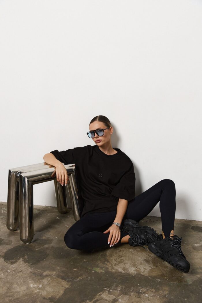 IMG_8857 Футболка оверсайз жіноча чорна Фото - 4